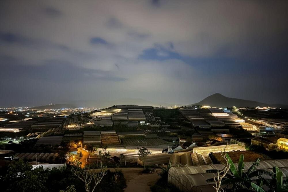 X&oacute;m L&egrave;o bắt đầu l&ecirc;n đ&egrave;n khi đ&ecirc;m xuống